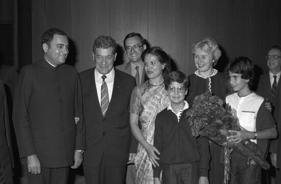 General Secretary of Indian National Congress party Rajiv Gandhi visits USSR