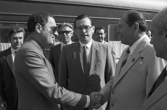 General Secretary of Indian National Congress party Rajiv Gandhi visits USSR