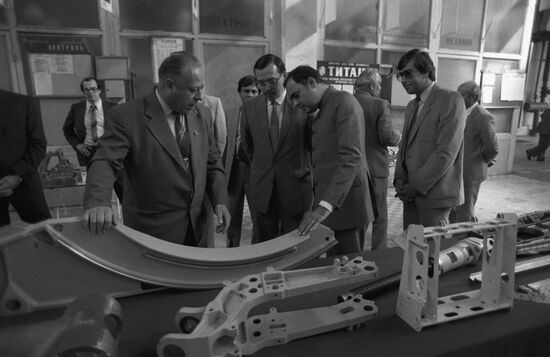 General Secretary of Indian National Congress party Rajiv Gandhi visits USSR