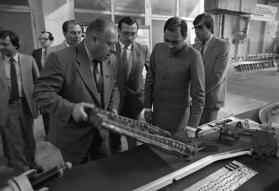 General Secretary of Indian National Congress party Rajiv Gandhi visits USSR
