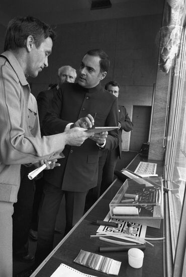 General Secretary of Indian National Congress party Rajiv Gandhi visits USSR