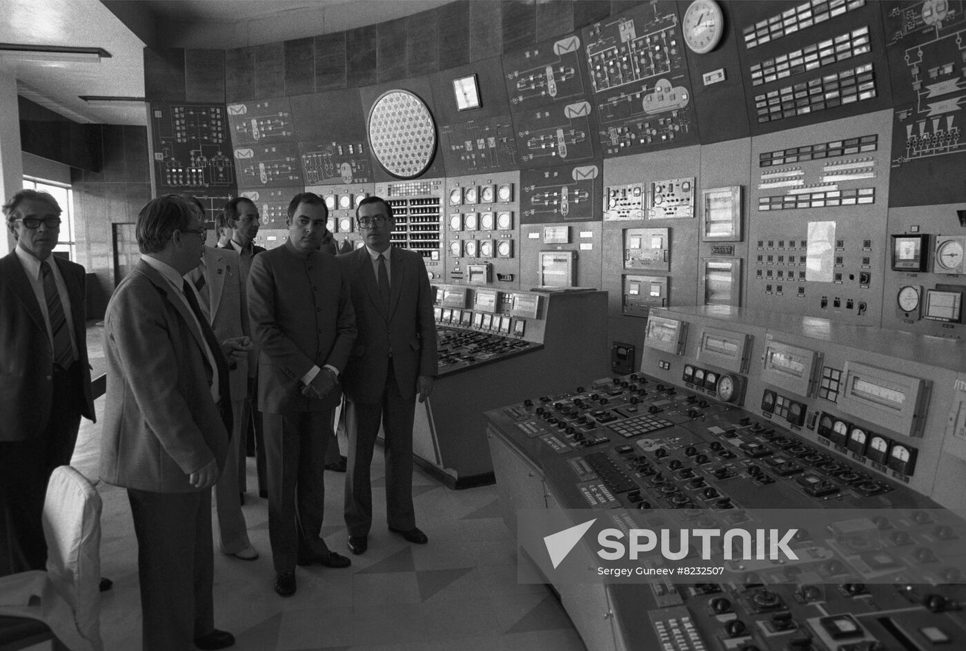 General Secretary of Indian National Congress party Rajiv Gandhi visits USSR