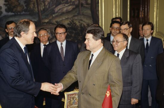 Establishing Soviet-Lithuanian diplomatic relations