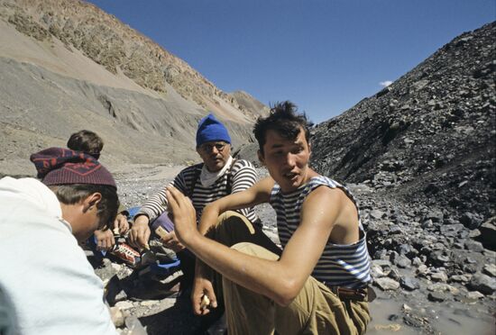 Dog sled expedition to Pamir