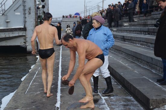 Winter swimming marathon competitions for Komsomolskaya Pravda newspaper's prizes