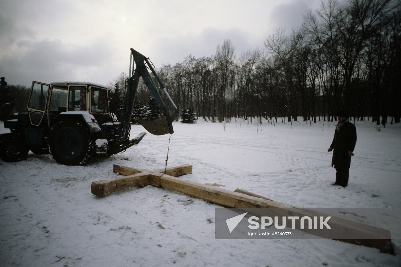Installing Orthodox Christian cross in Babiy Yar