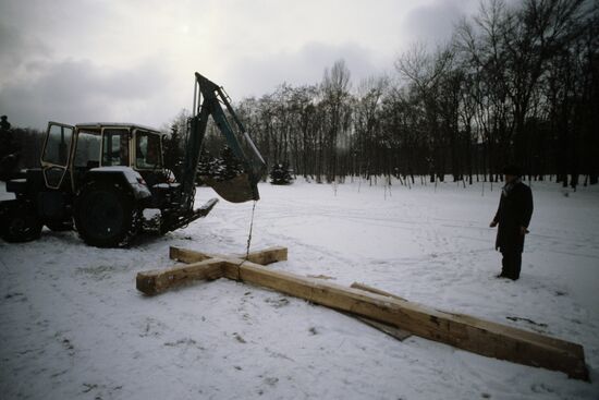 Installing Orthodox Christian cross in Babiy Yar