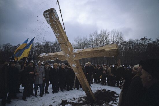 Installing Orthodox Christian cross in Babiy Yar