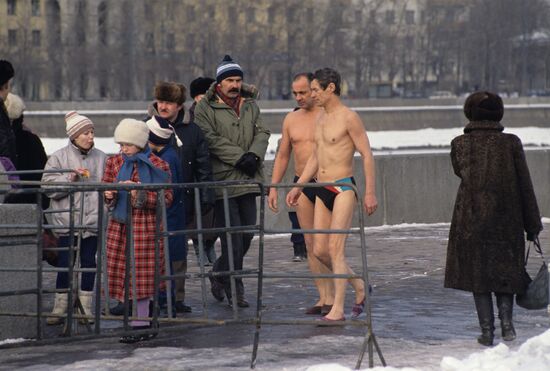 Winter swimming marathon competitions for Komsmolskaya Pravda newspaper's prizes