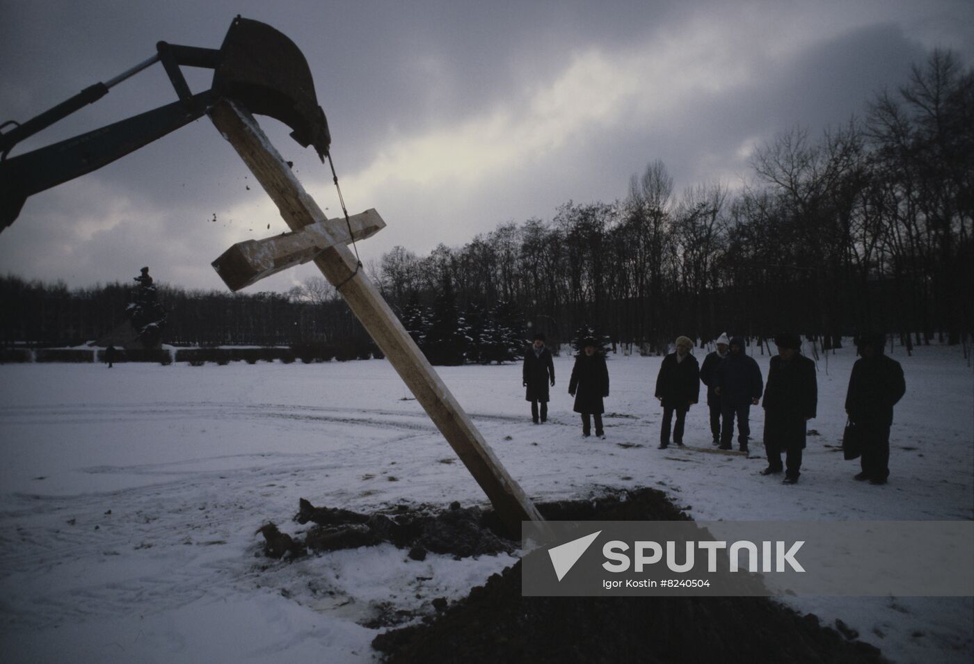 Installing Orthodox Christian cross in Babiy Yar