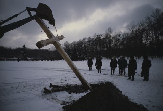 Installing Orthodox Christian cross in Babiy Yar