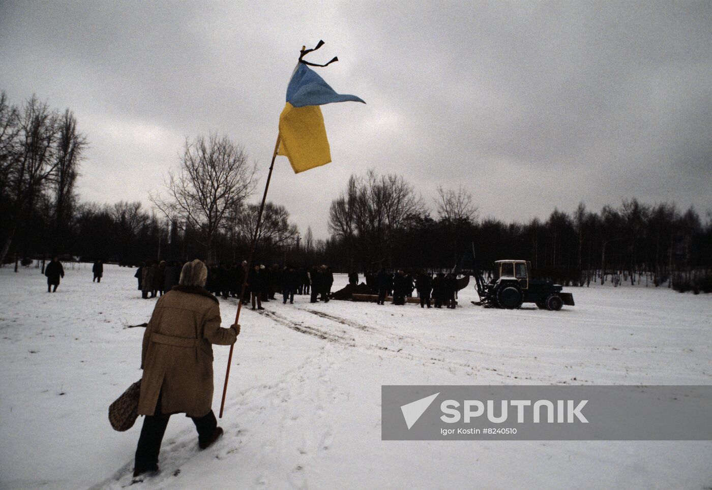 Installing Orthodox Christian cross in Babiy Yar