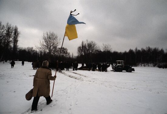 Installing Orthodox Christian cross in Babiy Yar