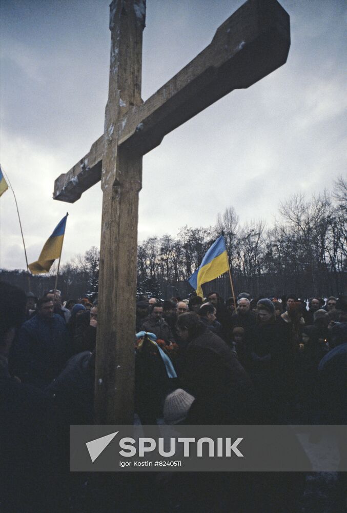 Installing Orthodox Christian cross in Babiy Yar
