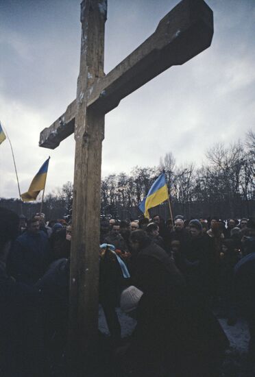 Installing Orthodox Christian cross in Babiy Yar