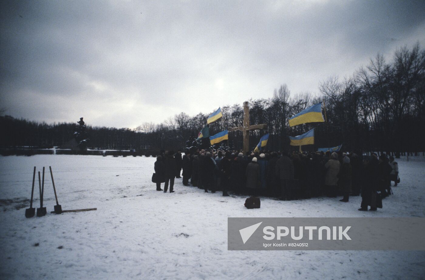 Installing Orthodox Christian cross in Babiy Yar