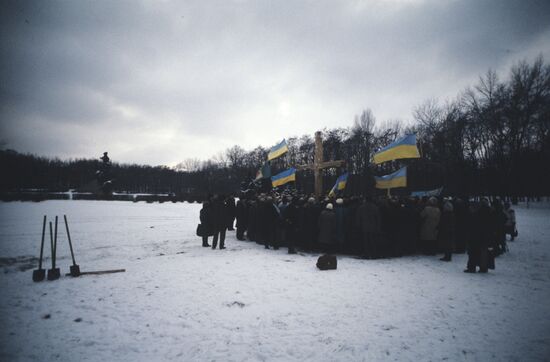 Installing Orthodox Christian cross in Babiy Yar
