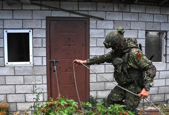 DPR Russia Ukraine Military Operation Demining