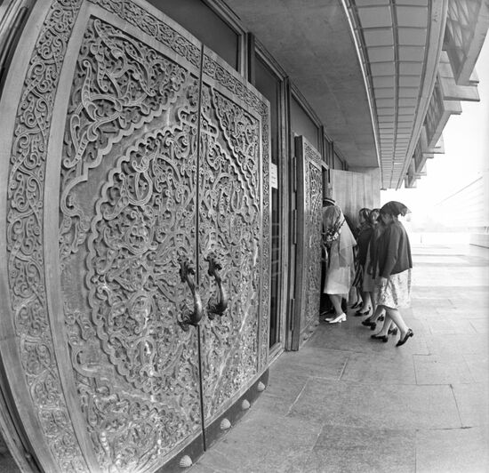 Uzbek wood carver Kadyrzhan Khaidarov