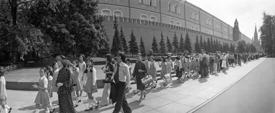Tokyo Ballet's children group takes walk in Moscow