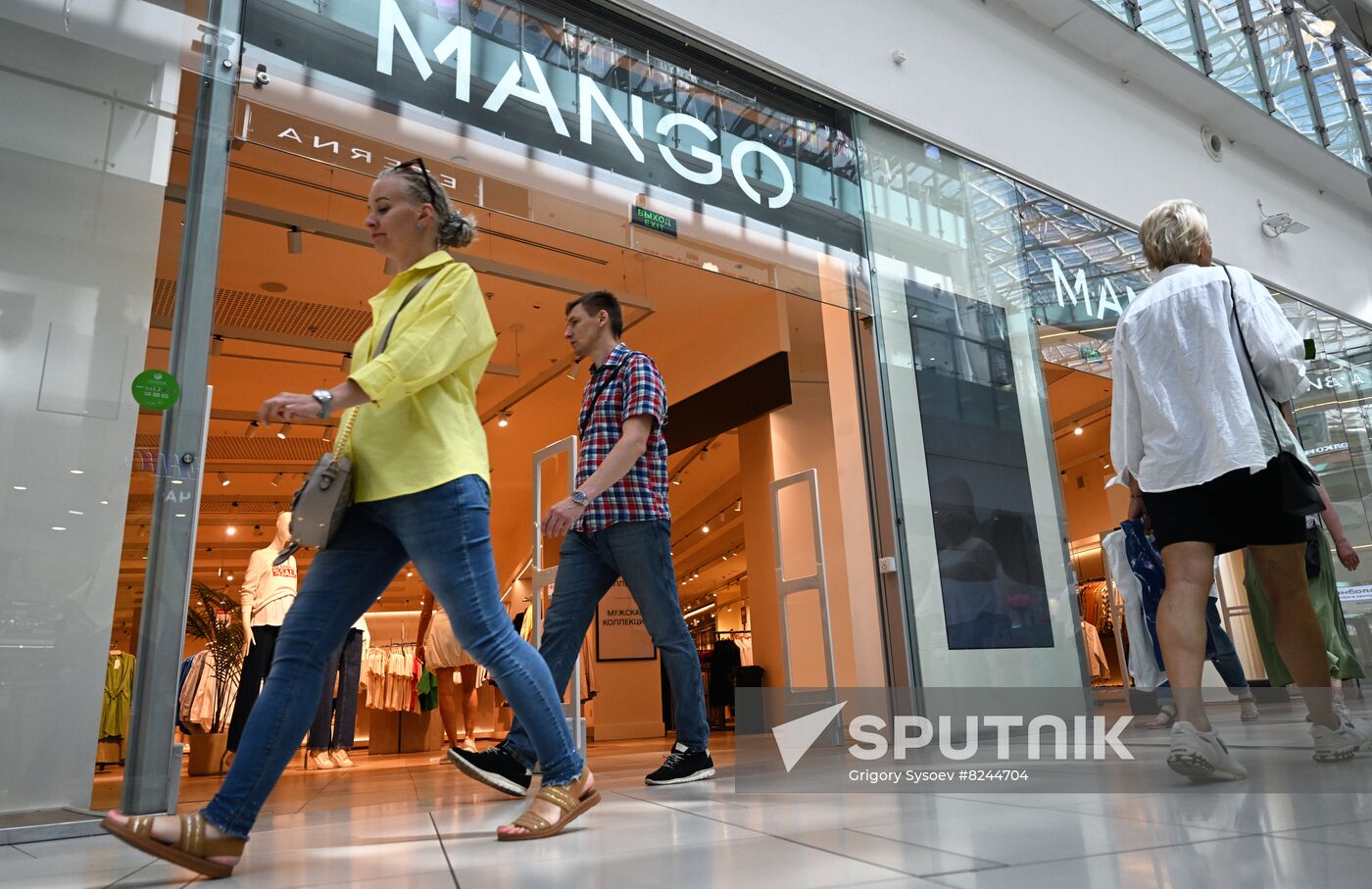 Russia Economy Sanctions Stores Reopening