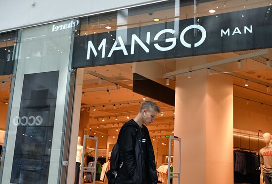 Russia Economy Sanctions Stores Reopening