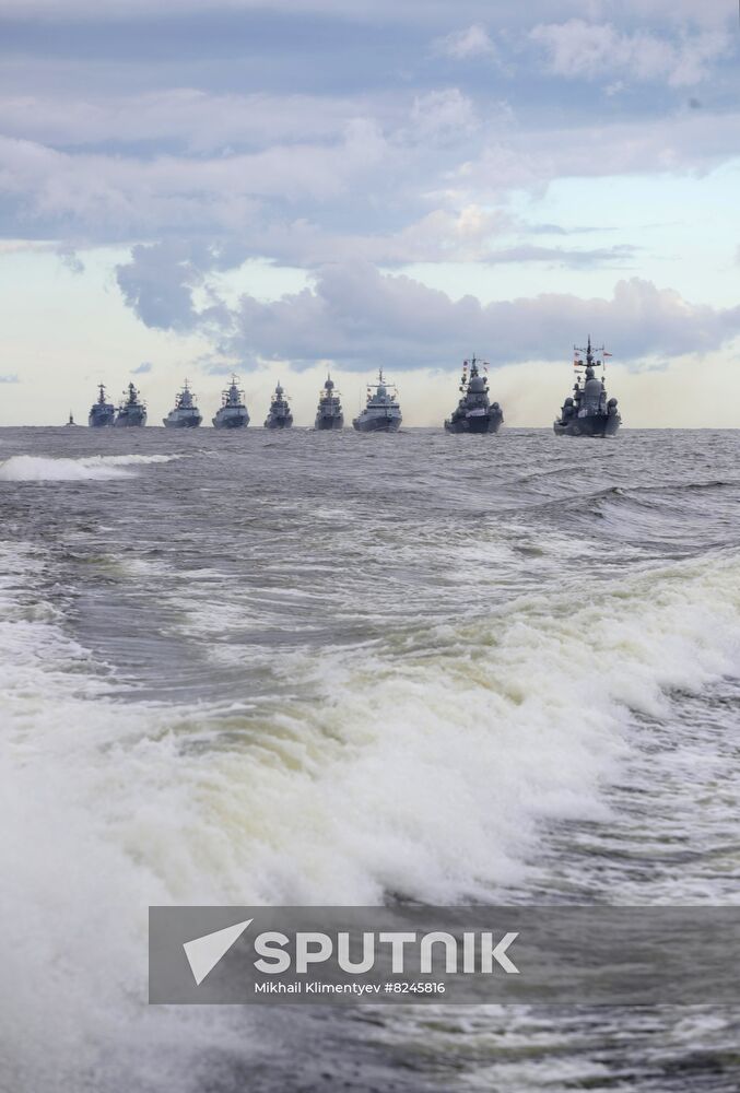 Russian Navy ships take part in the main naval parade marking Russian Navy Day, in Kronshtadt, a seaport town in the suburb of St. Petersburg, Russia. Location: Russia, Kronstadt. Author: Mikhail Klimentyev/Sputnik. Russia Navy Day