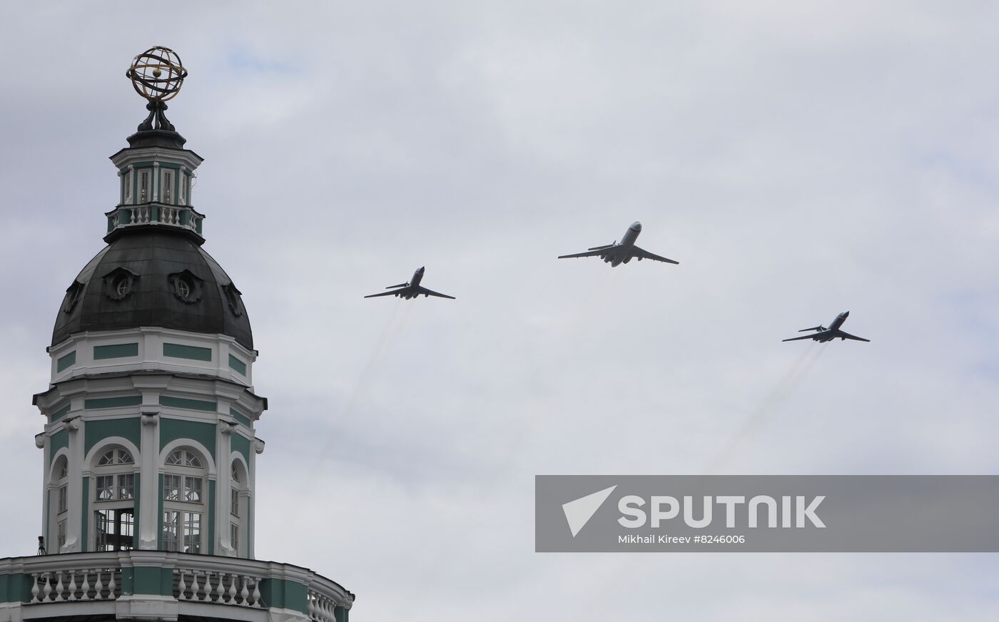 A Tu-154M passenger plane and a Tu-134UBL (Tu-134A-4) "Black Pearl" training aircrafts fly during the main naval parade marking Russian Navy Day, in St. Petersburg, Russia. Location: Russia, St. Petersburg. Author: Mikhail Kireev/Sputnik. Russia Navy Day