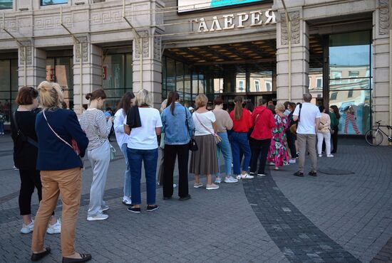 Russia Economy Sanctions Stores Reopening