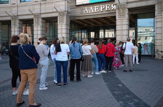  Russia Economy Sanctions Stores Reopening