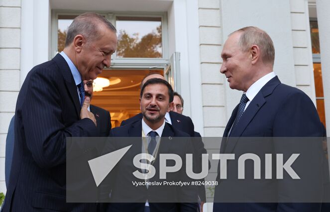 Russian President Vladimir Putin bids farewell to Turkish President Recep Tayyip Erdogan at the end of their meeting in the Black Sea resort of Sochi, Russia. Location: Russia, Sochi. Author: Vyacheslav Prokofyev/Sputnik. Russia Turkey