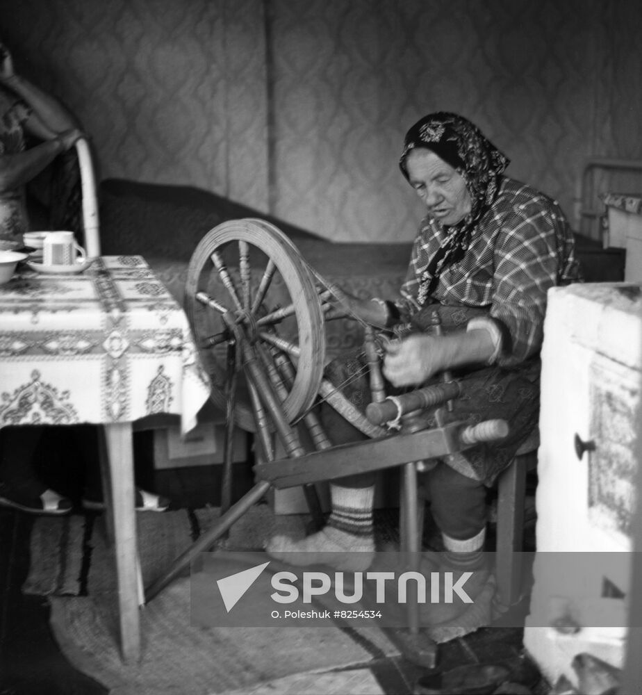 Natalya Savina, fisher and weaver
