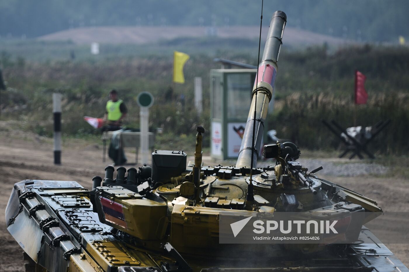 A T-72 B3 tank operated by a crew from Armenia drives during the Tank Biathlon individual race at the International Army Games 2022 in Alabino, outside Moscow, Russia. Location: Russia, Moscow region. Author: Vladimir Astapkovich/Sputnik. Russia Army Games Tank Biathlon