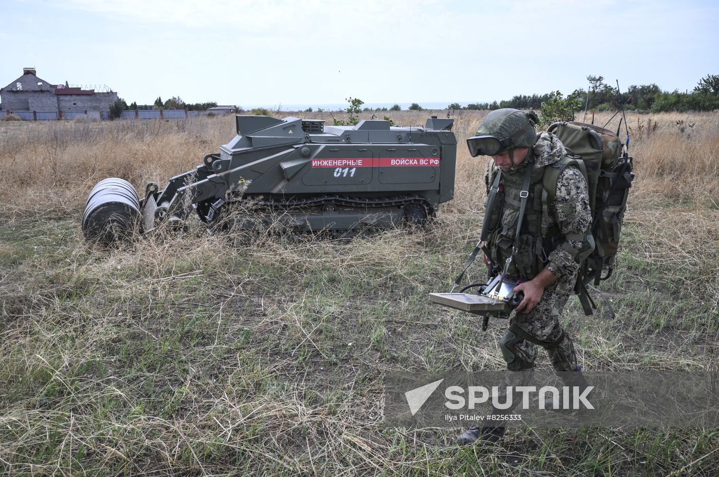 A Russian serviceman of the International Mine Action Center works on demining the territory of Shirokino village in the course of Russia's military operation in Ukraine, in Donetsk People's Republic. Location: Donetsk People's Republic. Author: Ilya Pitalev/Sputnik. DPR Russia Ukraine Military Operation Demining