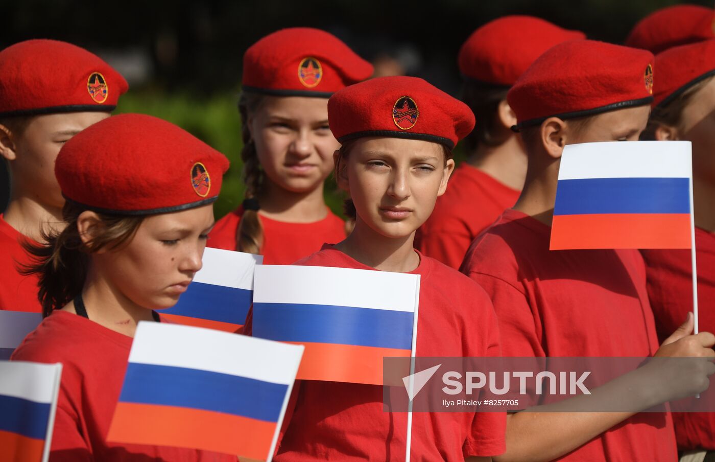 Members of the Young Guard - Yunarmiya military and patriotic movement participate in an event to commemorate Russia's National Flag Day, in Donetsk, Donetsk People's Republic. Location: Donetsk People's Republic, Mariupol. Author: Ilya Pitalev/Sputnik. DPR Russia National Flag Day
