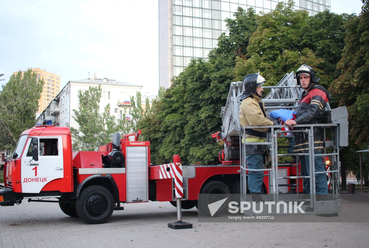 An emergency service workers prepare to raise the Russian flag on Lenin Square on Russia's National Flag Day, in Donetsk, Donetsk People's Republic. Location: Donetsk People's Republic, Donetsk. Author: Sergey Averin/Sputnik. DPR Russia National Flag Day