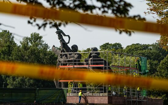 Latvia WWII Soviet Monument Demolition