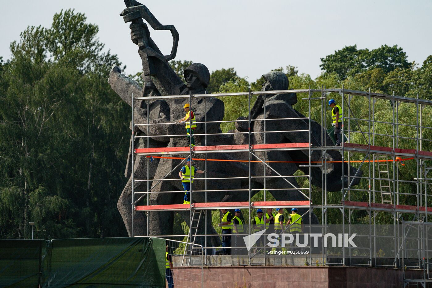 Latvia WWII Soviet Monument Demolition