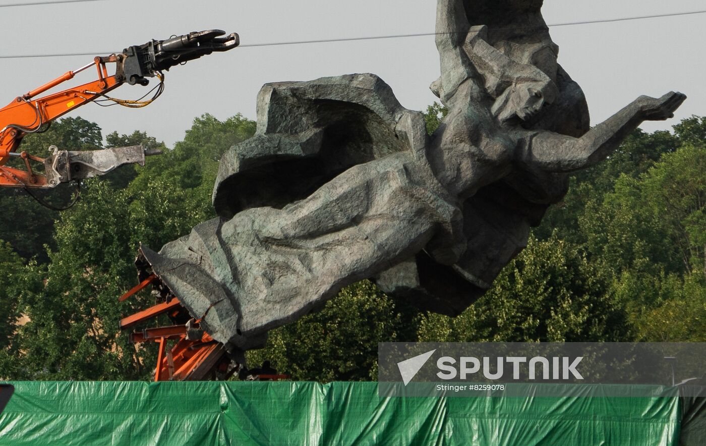 Latvia WWII Soviet Monument Demolition