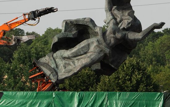 Latvia WWII Soviet Monument Demolition