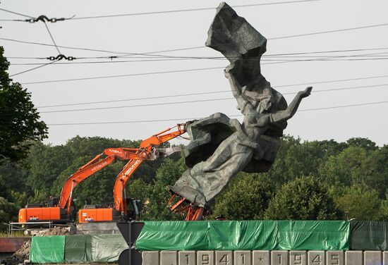 Latvia WWII Soviet Monument Demolition