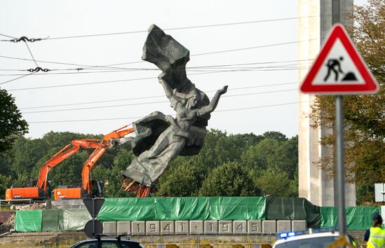 Latvia WWII Soviet Monument Demolition