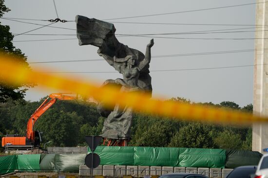 Latvia WWII Soviet Monument Demolition