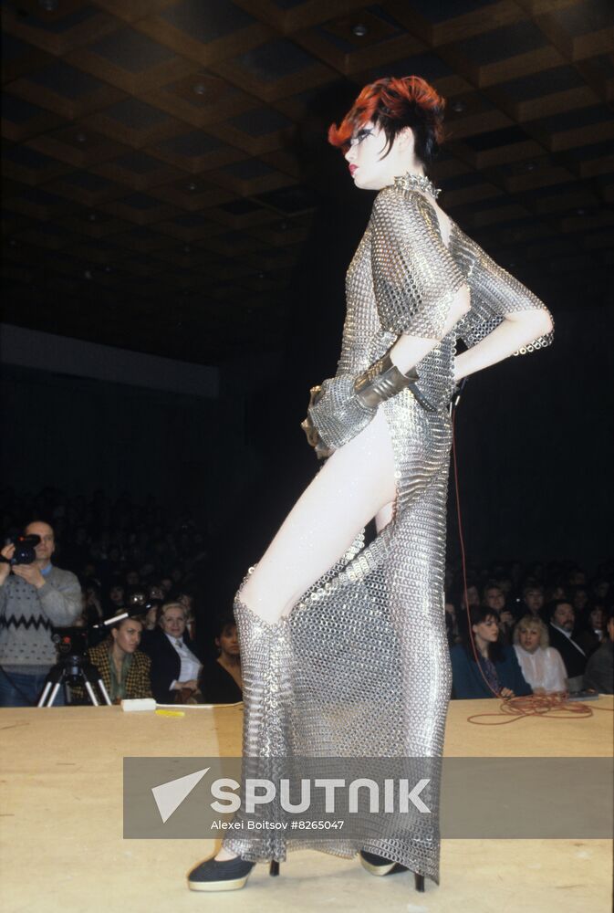 Experimental show seminar of modern European hairstyle fashion