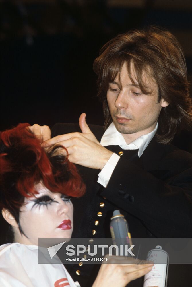 Experimental show seminar of modern European hairstyle fashion