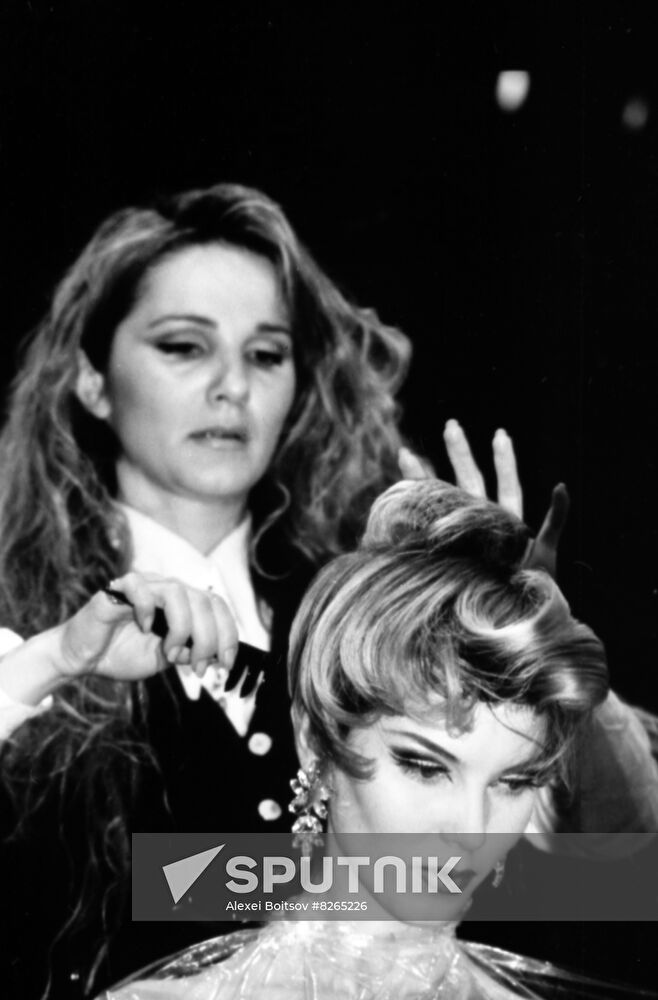 Experimental show seminar of modern European hairstyle fashion