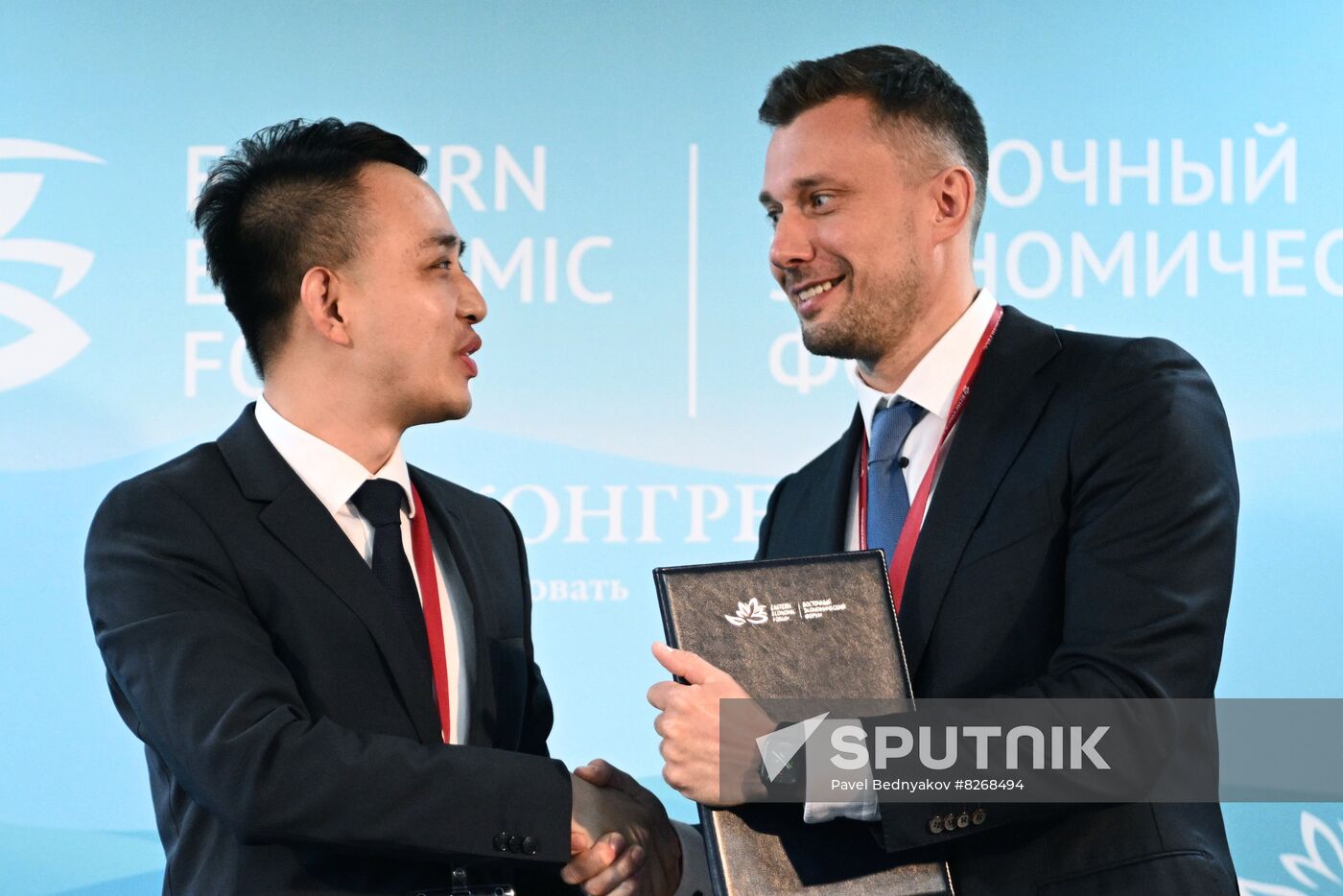 International Centre for Joint Initiatives General Director Alexey Kalachev and KitayStroy General Director Zhao Xiaojia shake hands during a signing ceremony during the 2022 Eastern Economic Forum (EEF) in Vladivostok, Russia. Location: Russia, Primorsky krai region, Vladivostok. Author: Pavel Bednyakov/Sputnik. Russia EEF Sidelines