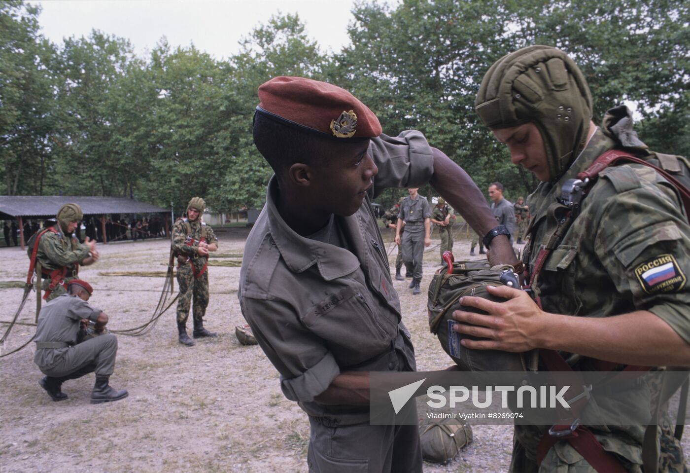 Russian, French airborne forces hold joint military drills in France