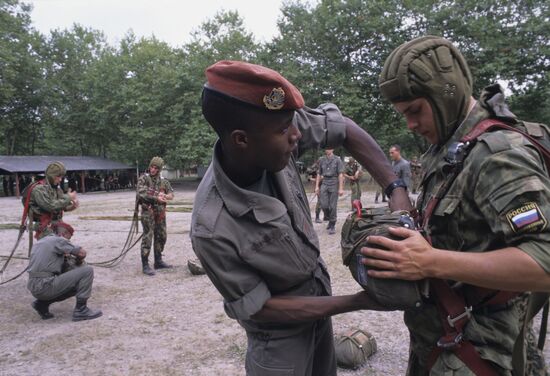 Russian, French airborne forces hold joint military drills in France