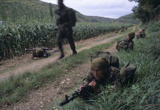 Russian, French airborne forces hold joint military drills in France
